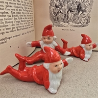 rødklæde-porcelænsnisser-hvidt-skæg-liggende-siddende-gammelt-julestads